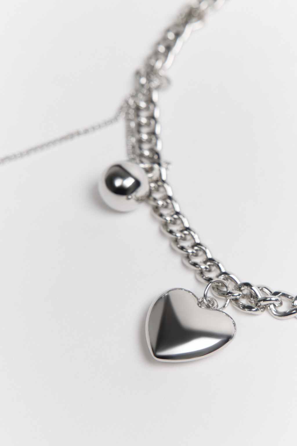 Цепочка серебристая с подвесками - цвет серый - 1