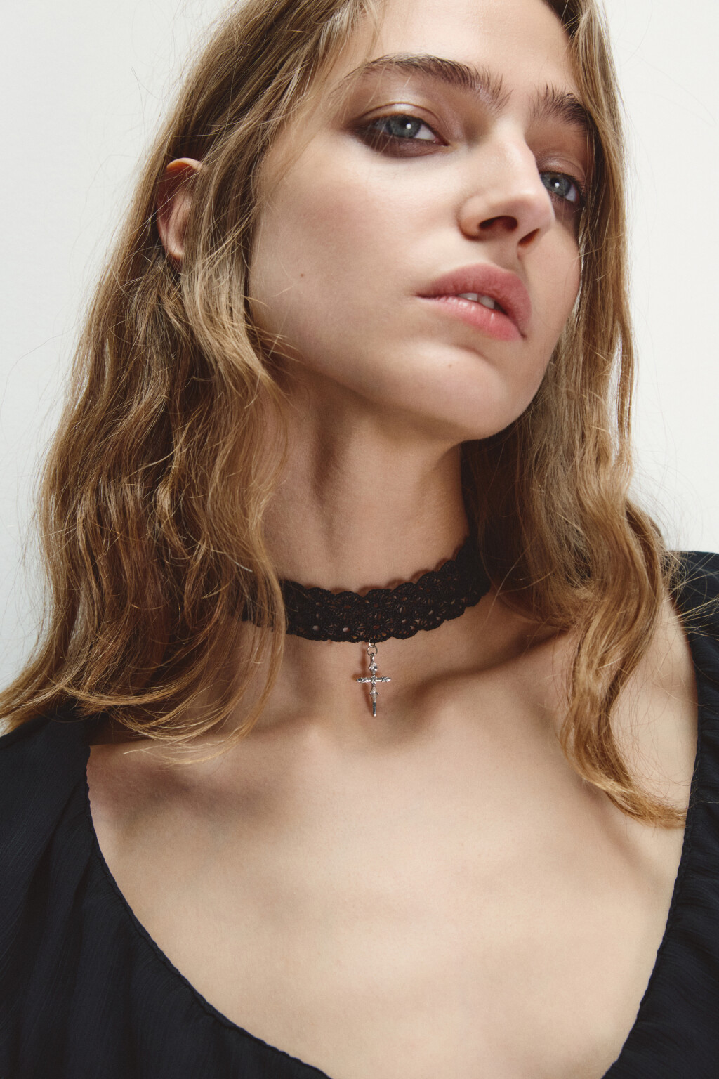 Чокер кружевной с крестом - цвет серый - 1