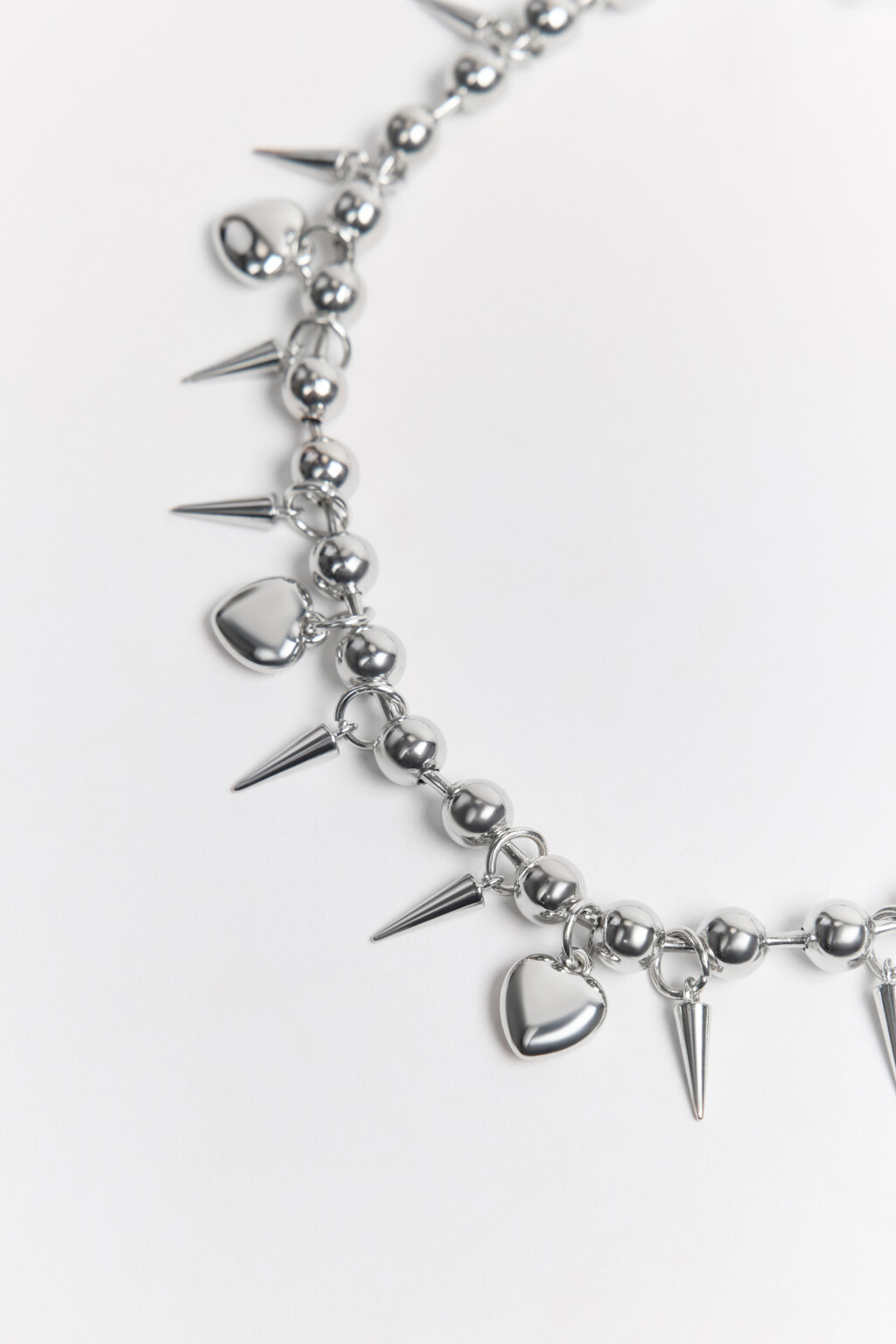 Ожерелье с сердечками и шипами - цвет серый - 2