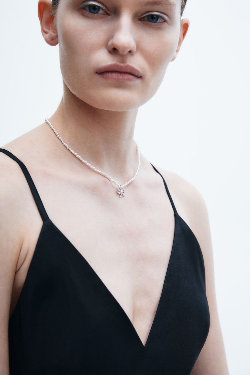 Ожерелье с подвеской-бантиком - цвет серый - 1