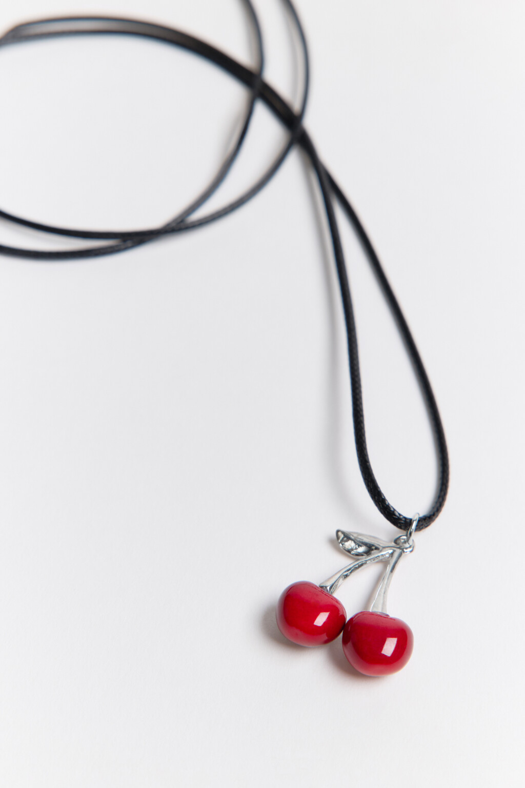 Колье-шнурок с подвеской в виде вишенок - цвет серый - 1