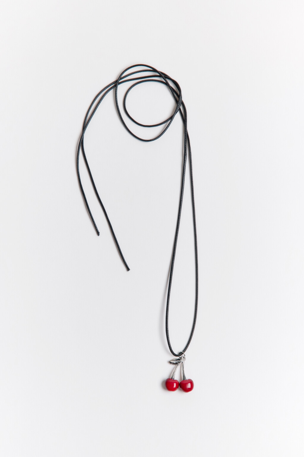 Колье-шнурок с подвеской в виде вишенок - цвет серый - 2
