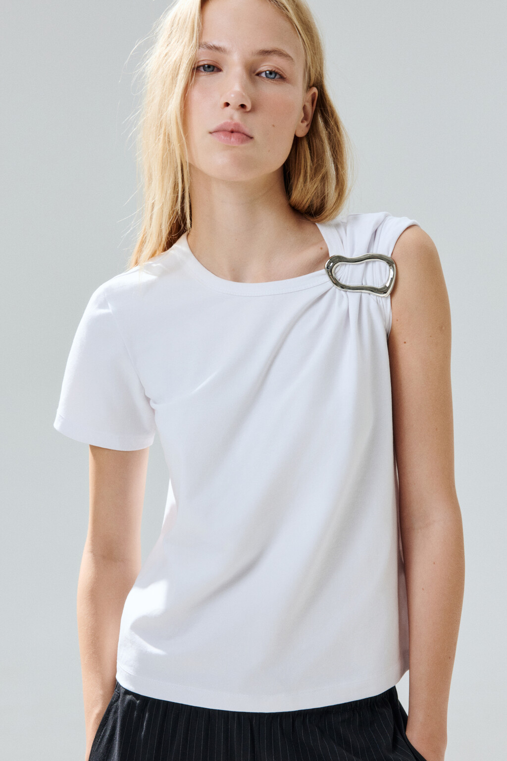 Брошь серебристая абстрактная - цвет серый - 2