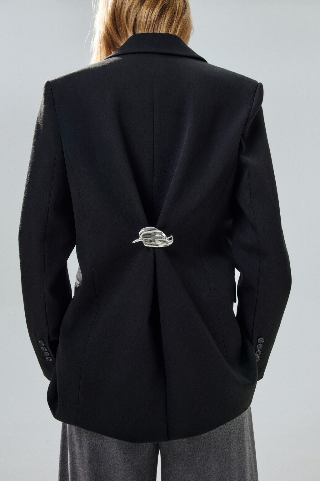 Брошь серебристая абстрактная - цвет серый - 2