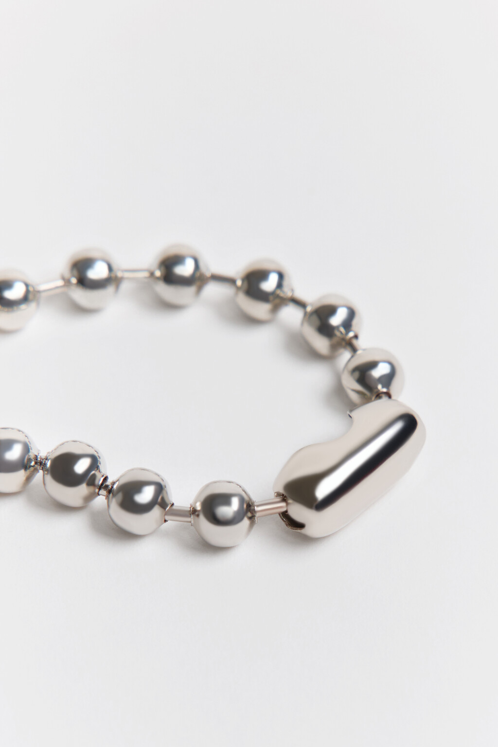 Браслет с крупными бусинами - цвет серый - 2