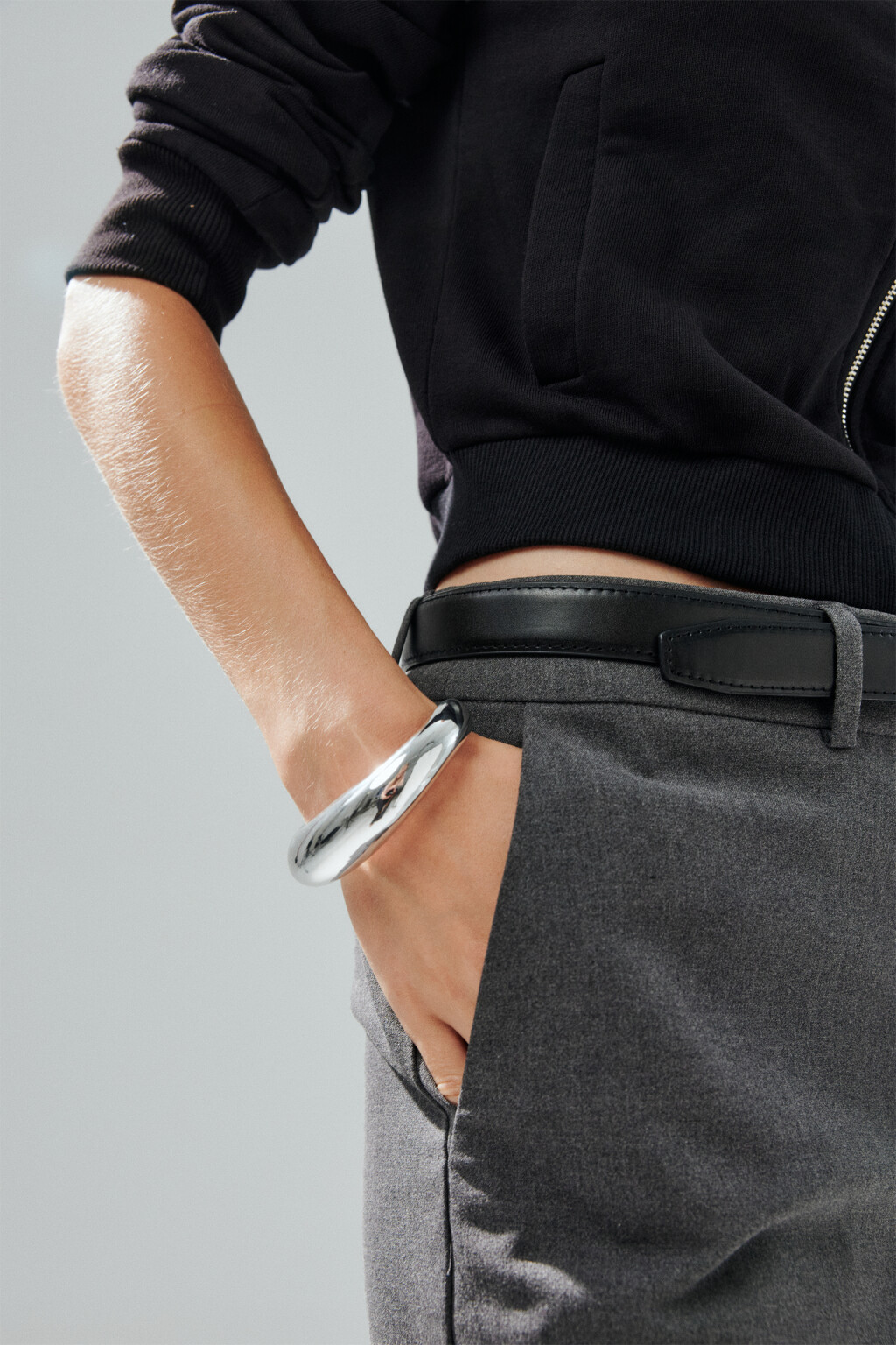 Браслет-полукольцо серебристый - цвет серый - 1