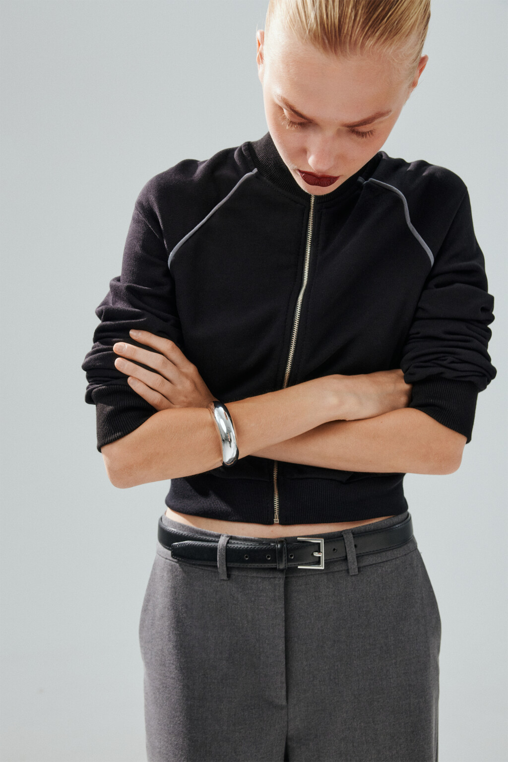 Браслет-полукольцо серебристый - цвет серый - 2