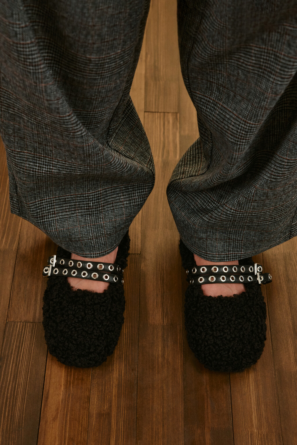 Балетки плюшевые с ремешком - цвет черный - 2