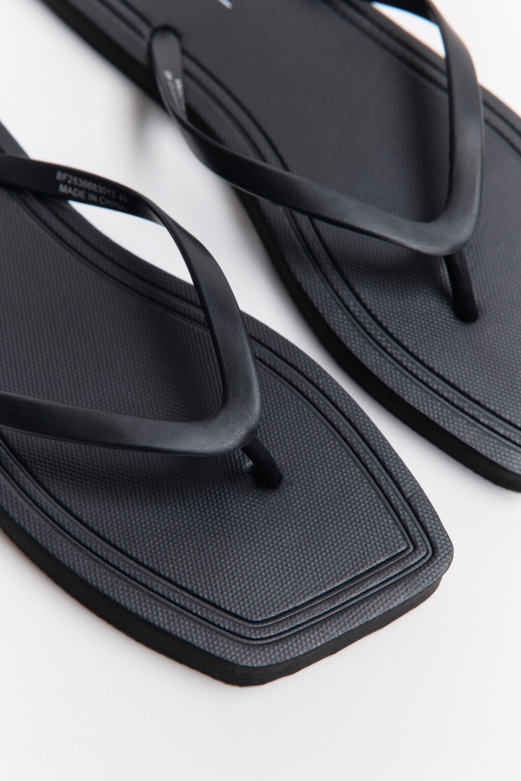 Сабо-вьетнамки на плоской подошве - цвет черный - 5