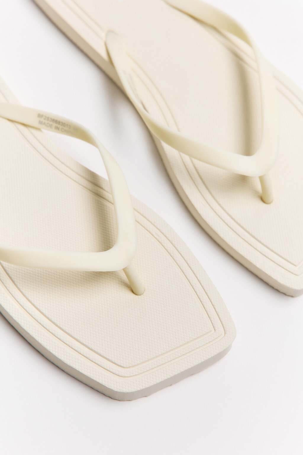 Сабо-вьетнамки на плоской подошве - цвет молочный - 7
