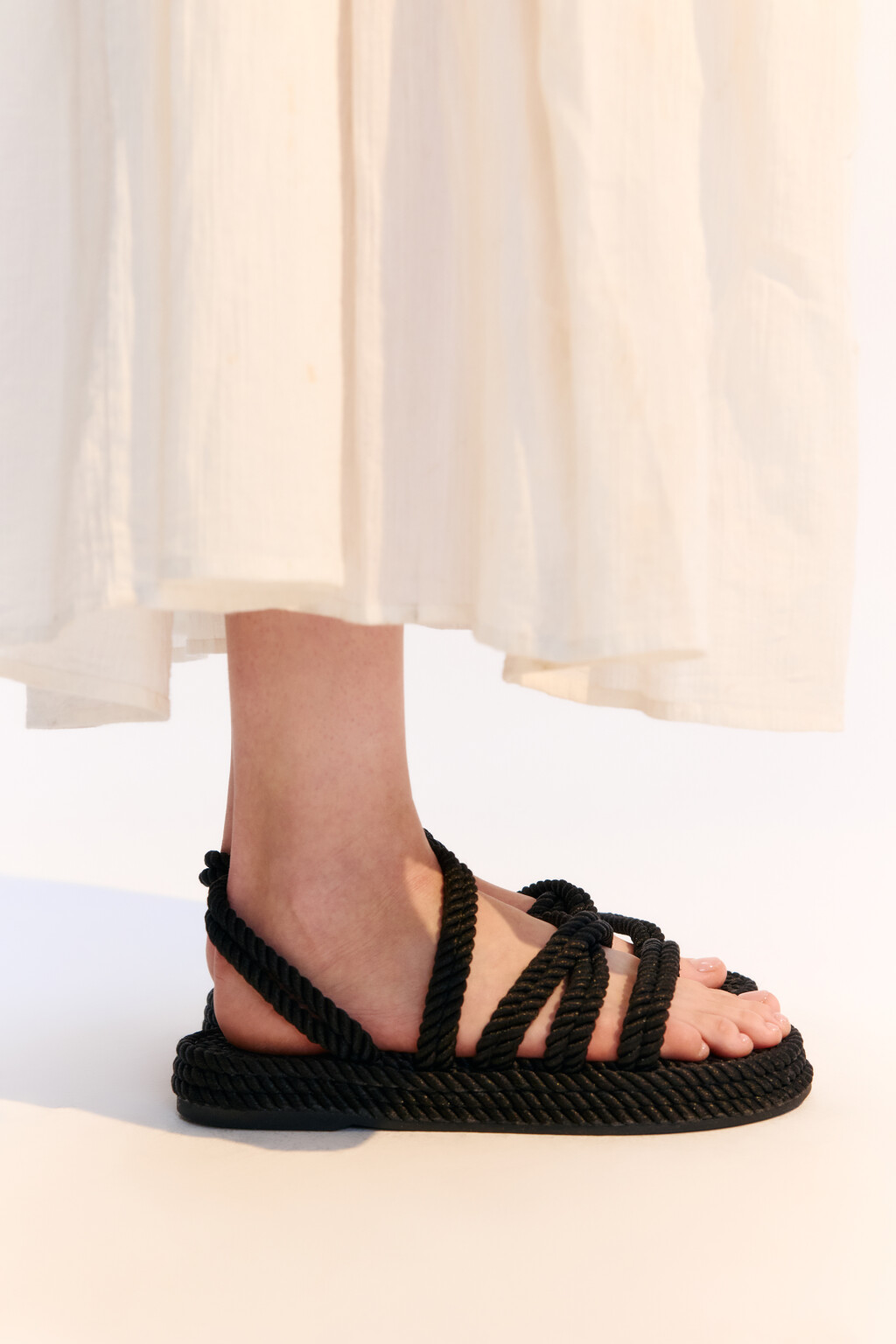 Сандалии плетеные с ремешками - цвет черный - 2