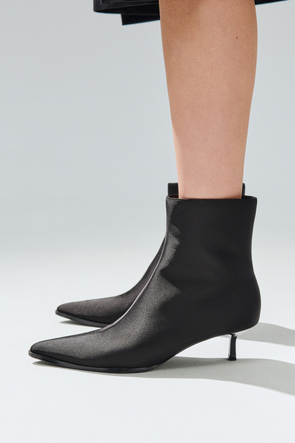 Ботильоны из сатина на низком каблуке - цвет черный - 4