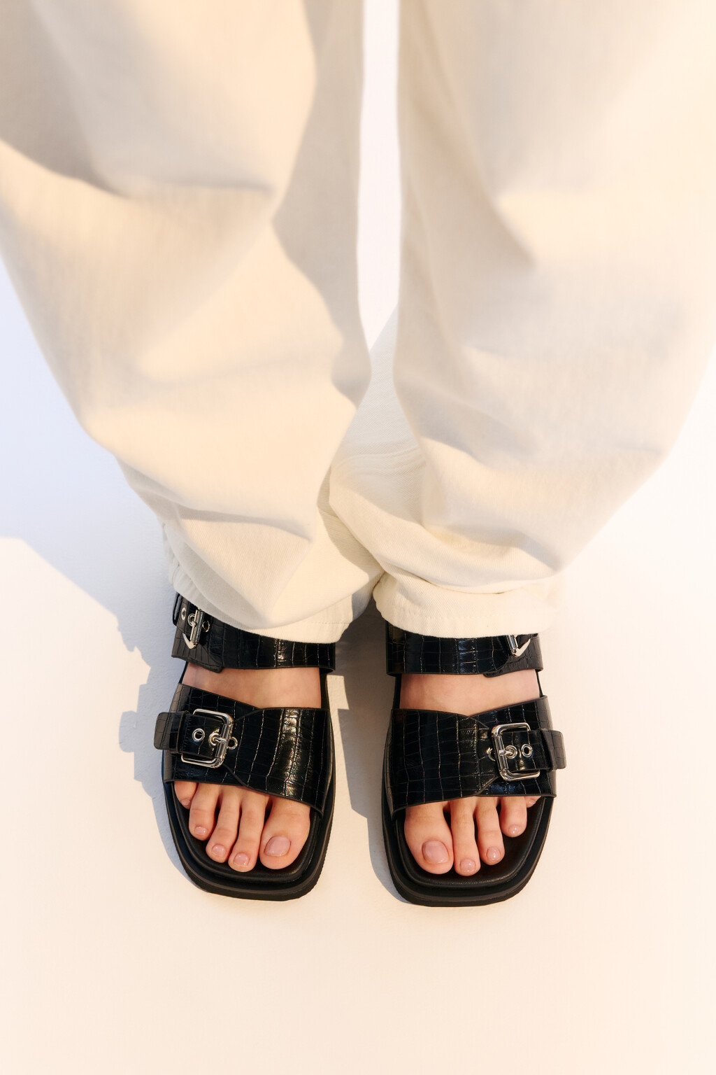 Сандалии с широкими ремешками - цвет черный - 2