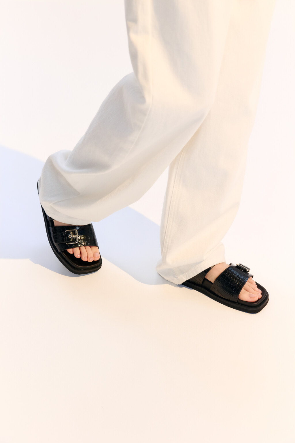 Сандалии с широкими ремешками - цвет черный - 1