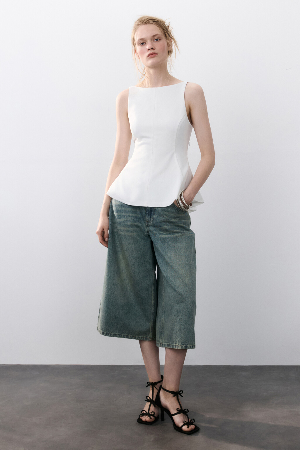 Босоножки на каблуке с бантиками - цвет черный - 2