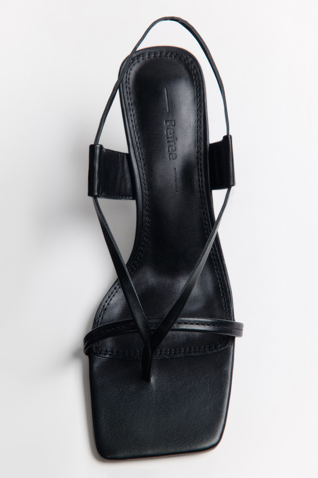 Босоножки-вьетнамки на тонких ремешках - цвет черный - 3