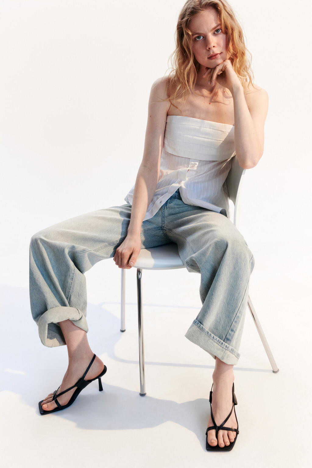 Босоножки-вьетнамки на тонких ремешках - цвет черный - 2