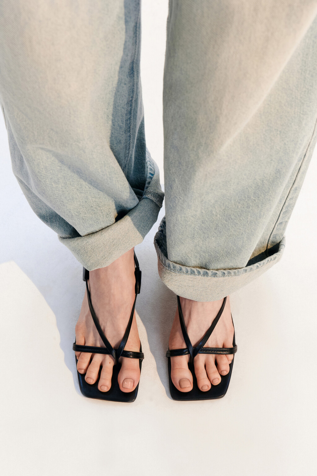 Босоножки-вьетнамки на тонких ремешках - цвет черный - 1