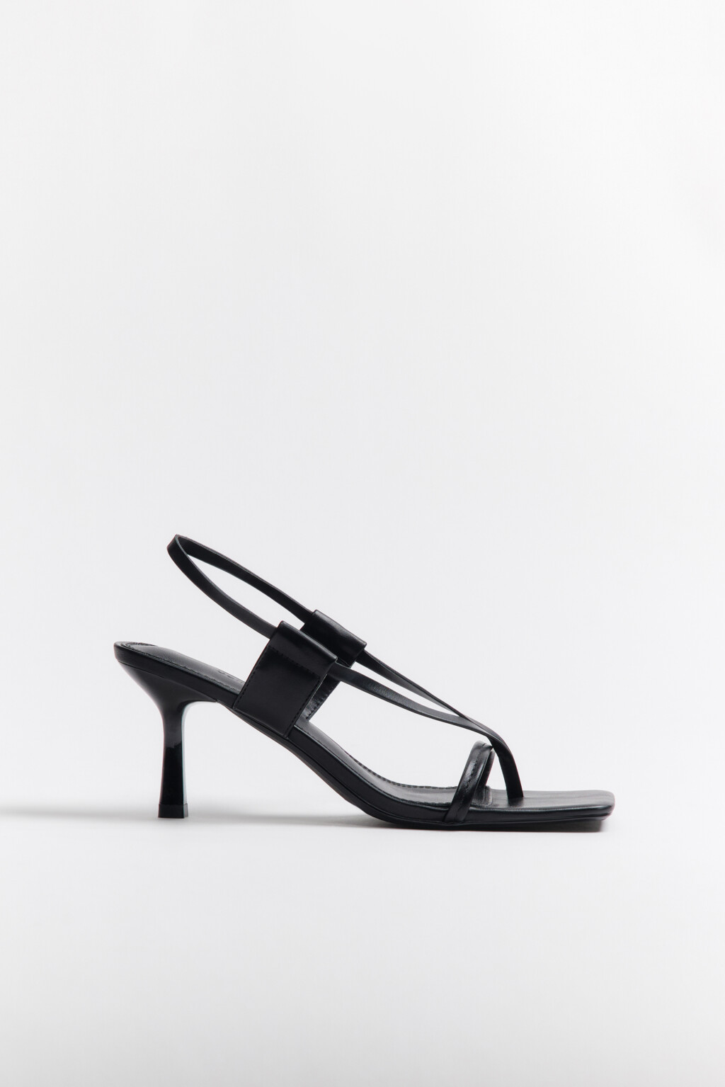 Босоножки-вьетнамки на тонких ремешках - цвет черный - 4