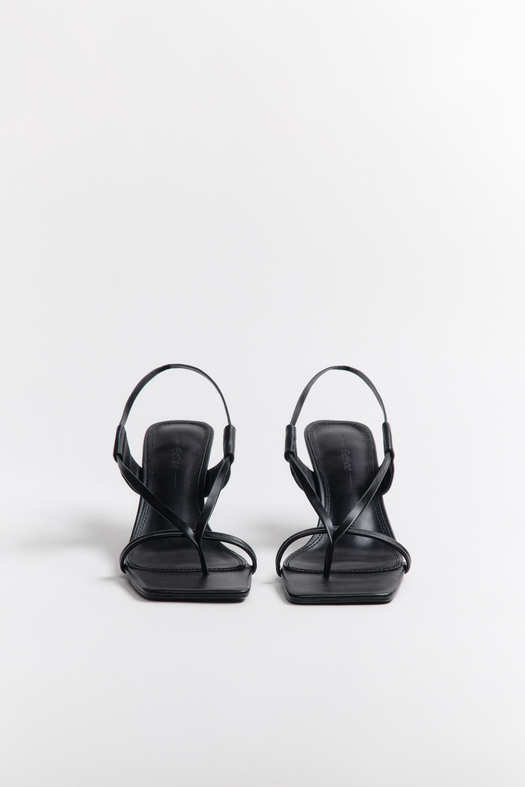Босоножки-вьетнамки на тонких ремешках - цвет черный - 5