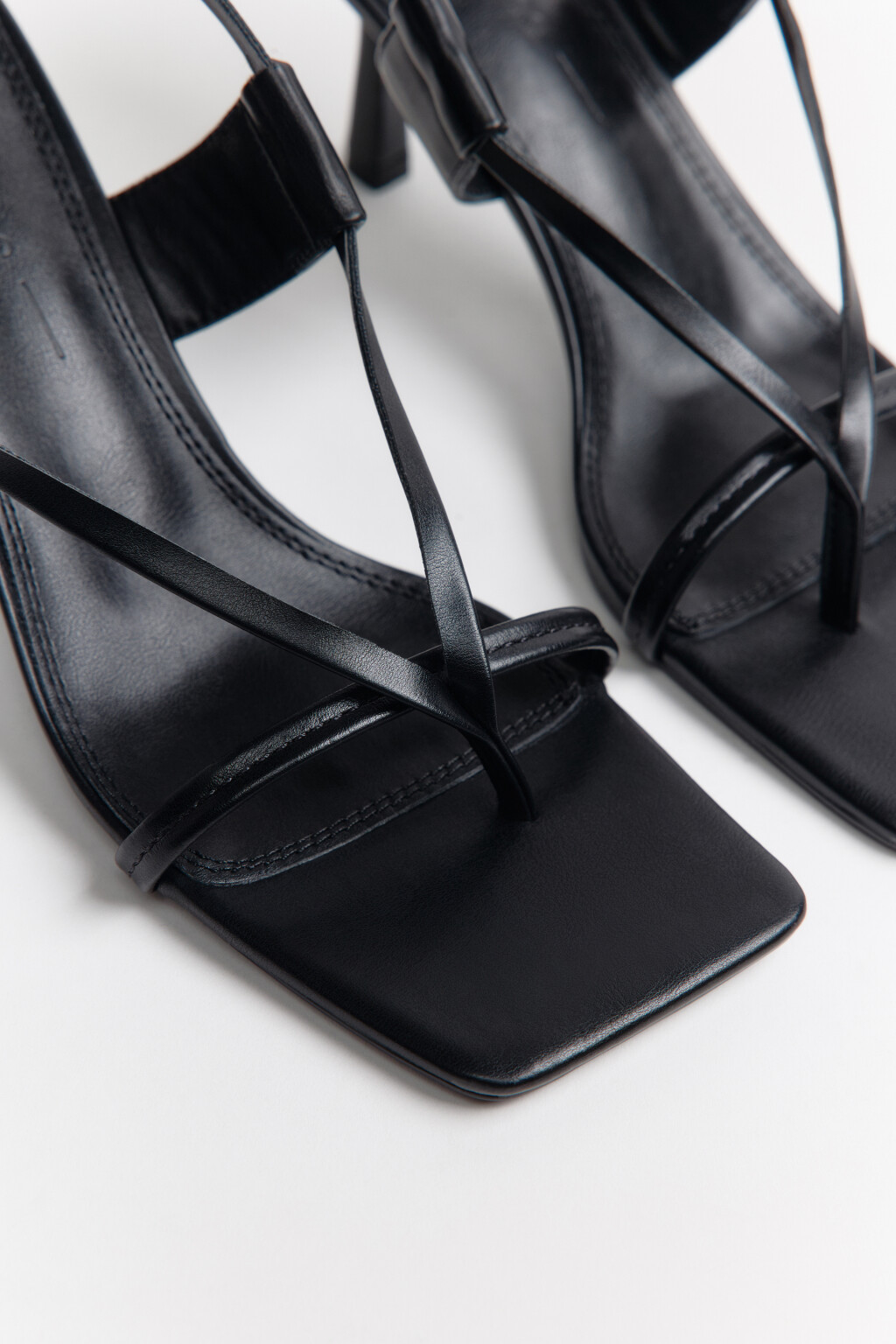 Босоножки-вьетнамки на тонких ремешках - цвет черный - 8