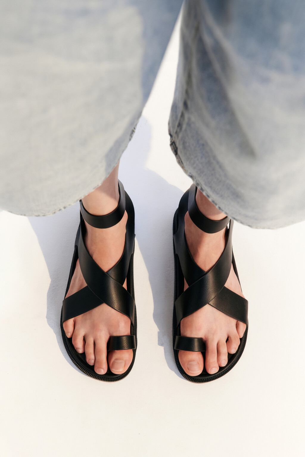 Сандалии с широкими ремешками - цвет черный - 3