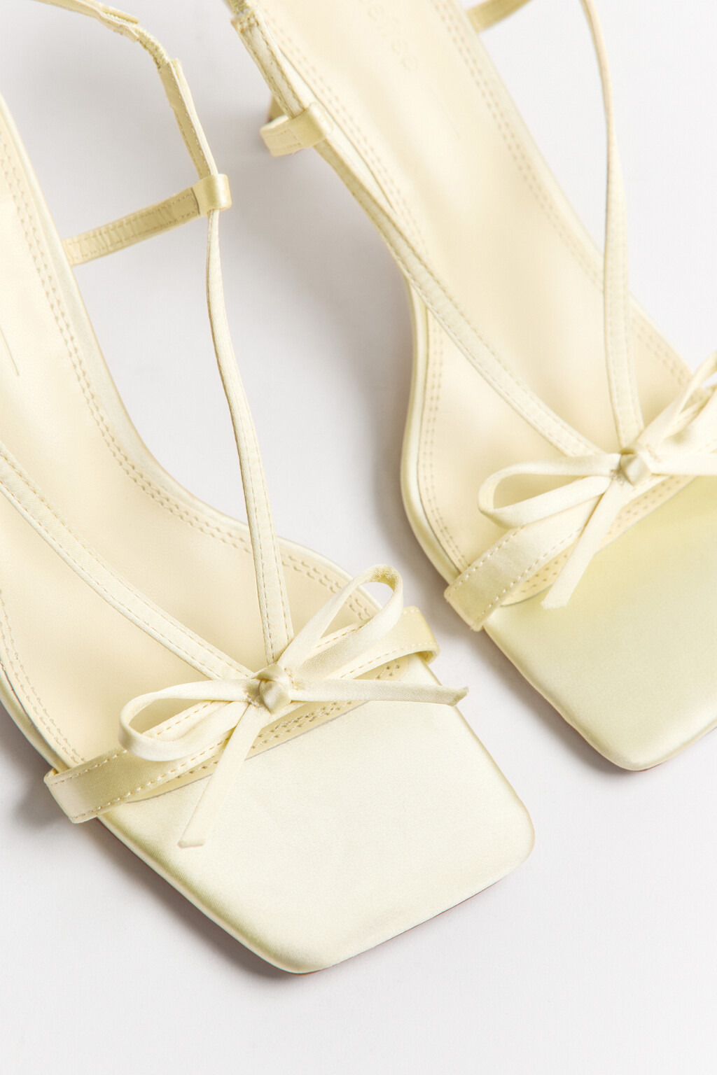 Босоножки на каблуке с квадратным мысом - цвет желтый - 4