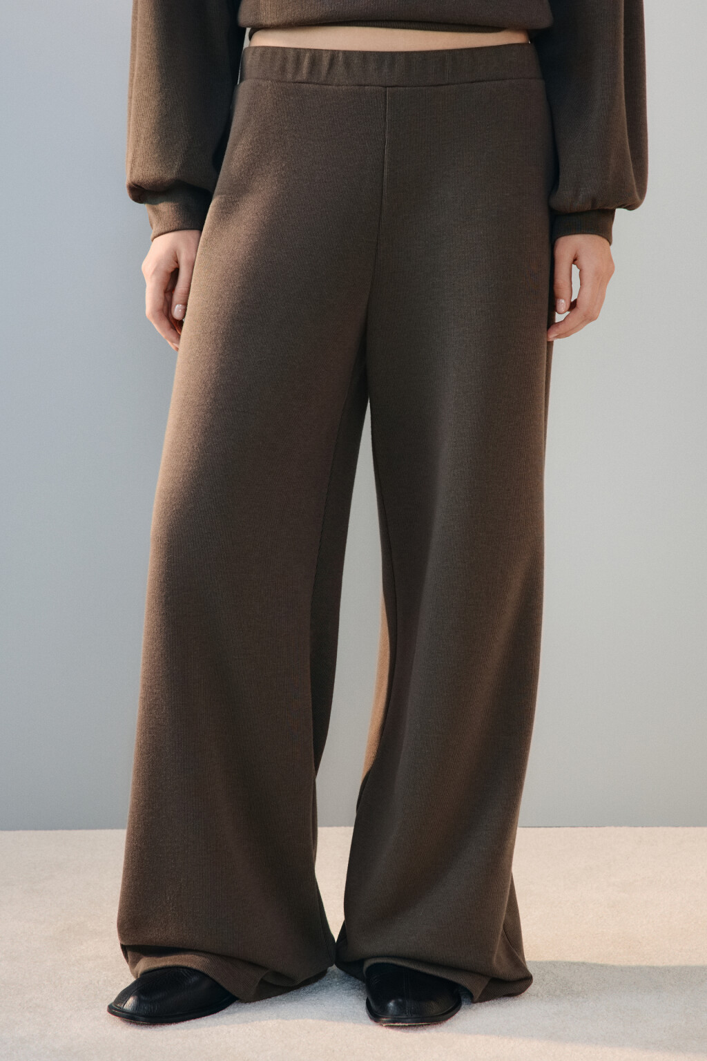 Брюки из трикотажа в рубчик - цвет бежевый - 2