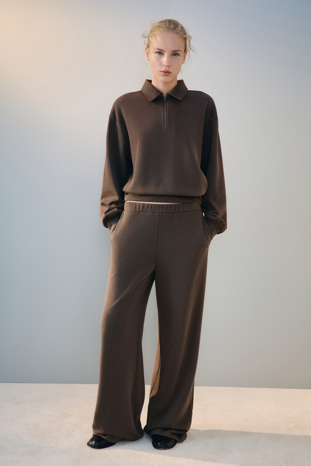 Брюки из трикотажа в рубчик - цвет бежевый - 4