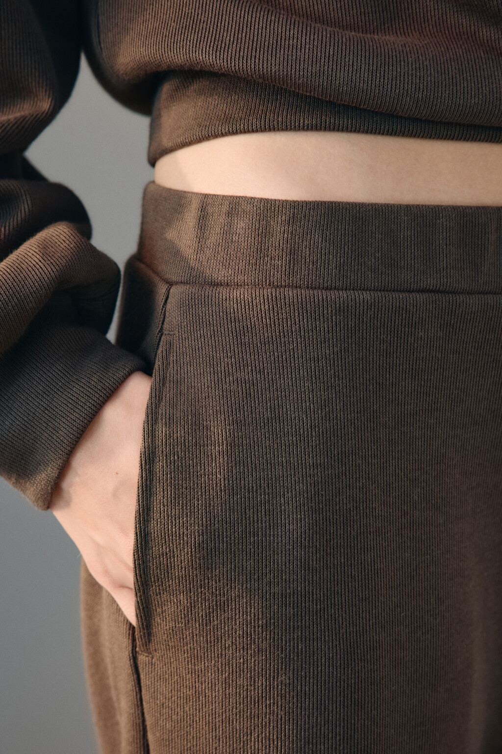 Брюки из трикотажа в рубчик - цвет бежевый - 6