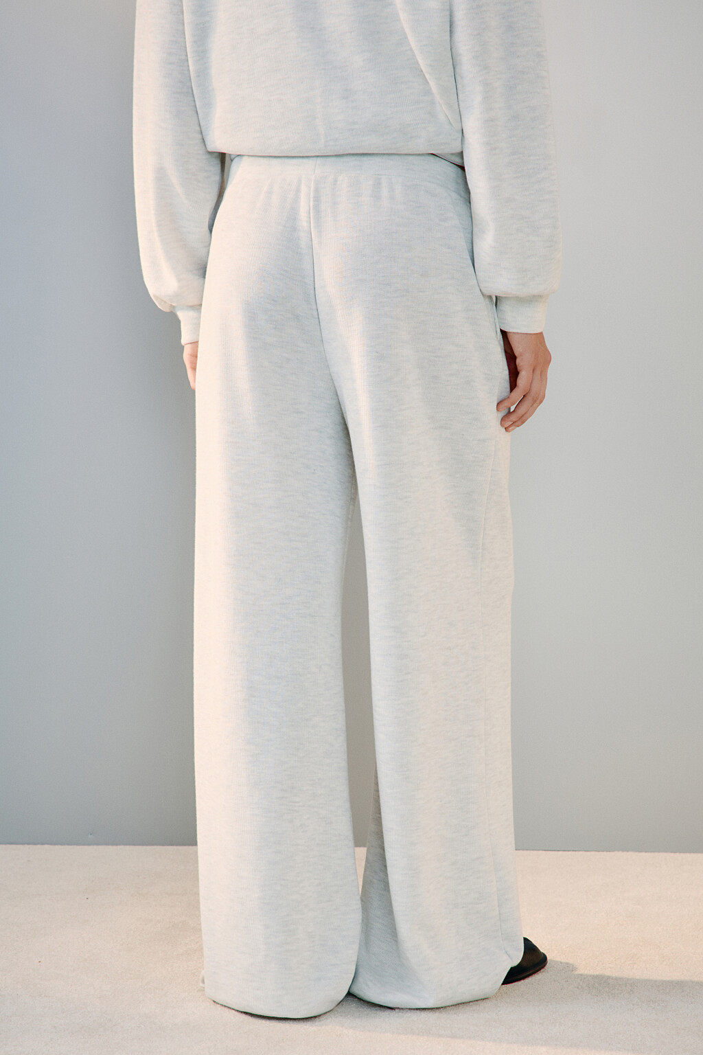 Брюки из трикотажа в рубчик - цвет серый - 2