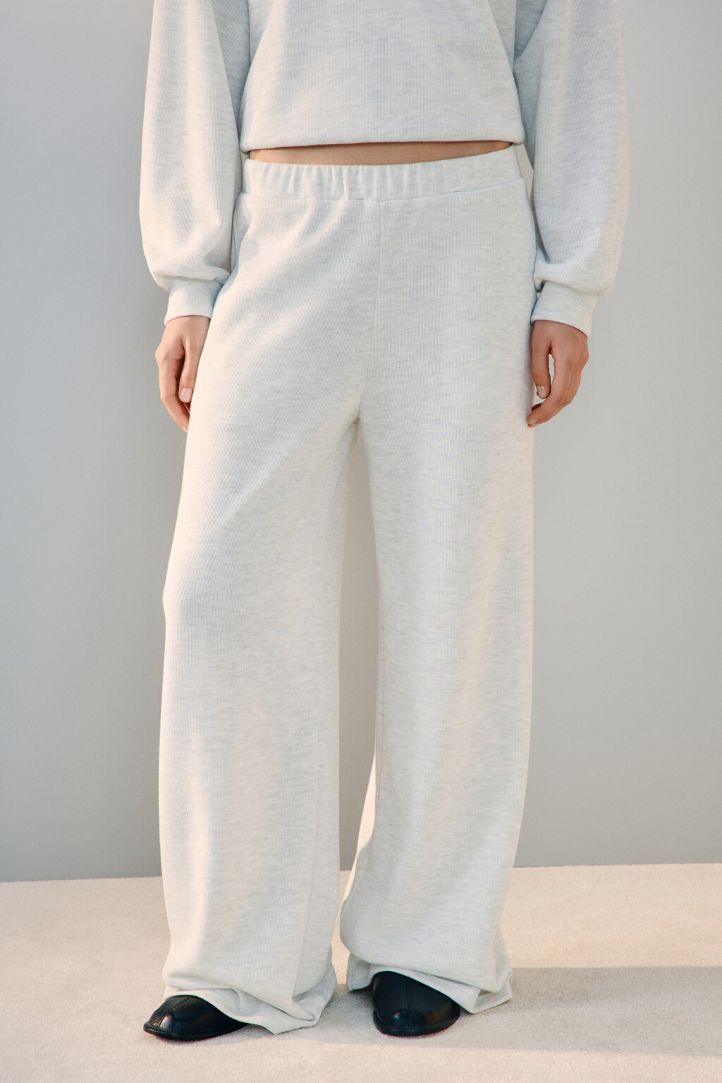 Брюки из трикотажа в рубчик - цвет серый - 3