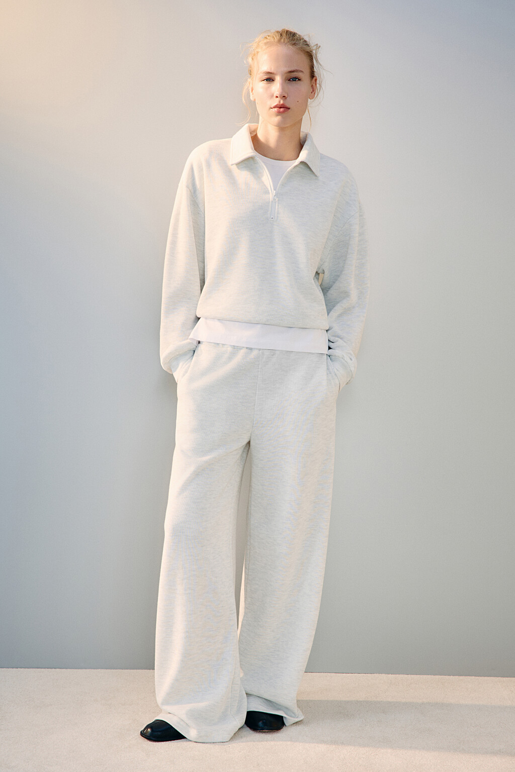 Брюки из трикотажа в рубчик - цвет серый - 4