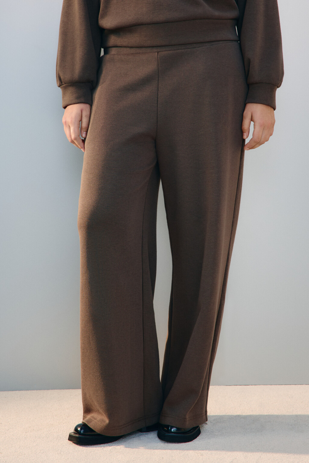 Брюки из трикотажа в рубчик - цвет бежевый - 2