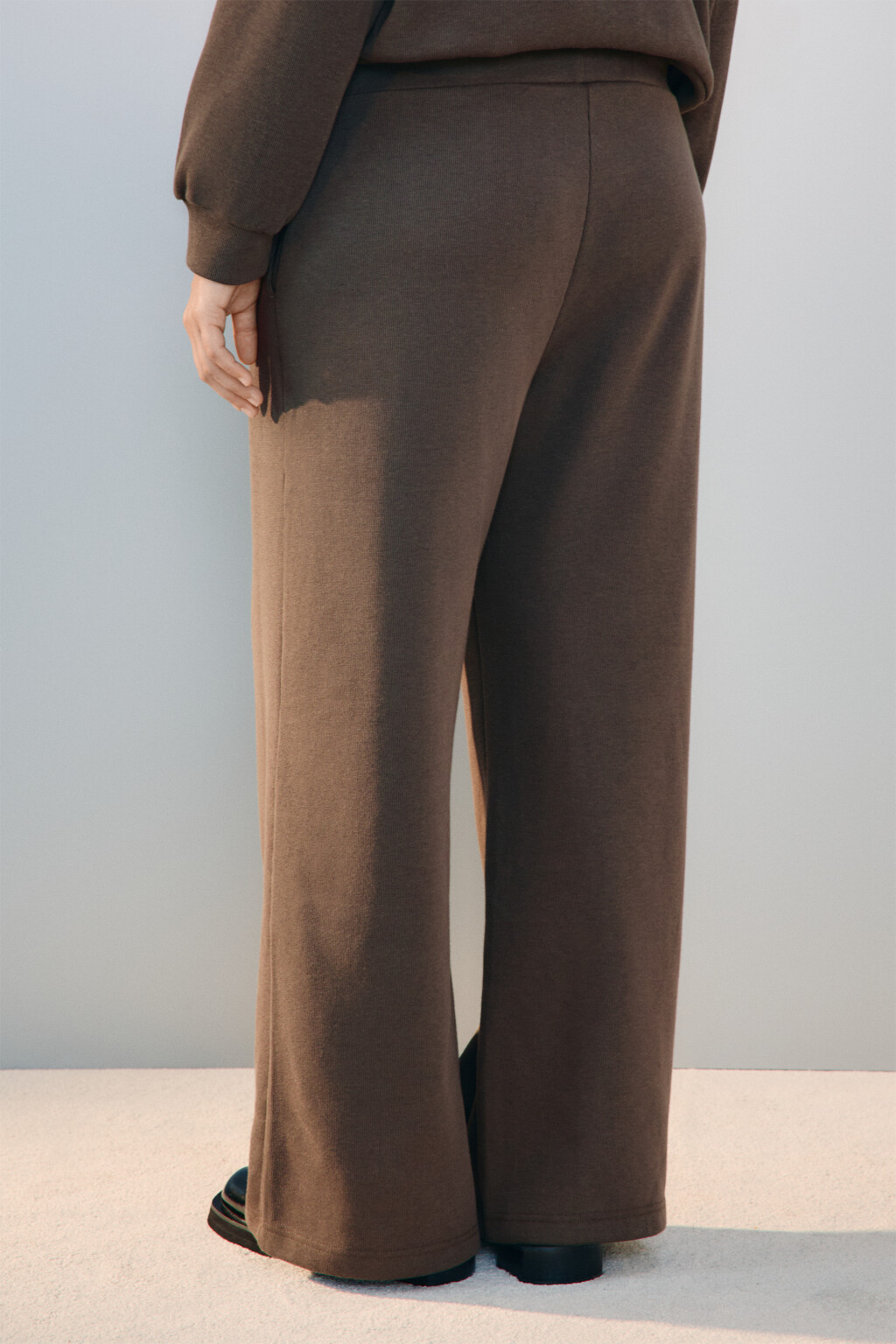 Брюки из трикотажа в рубчик - цвет бежевый - 3