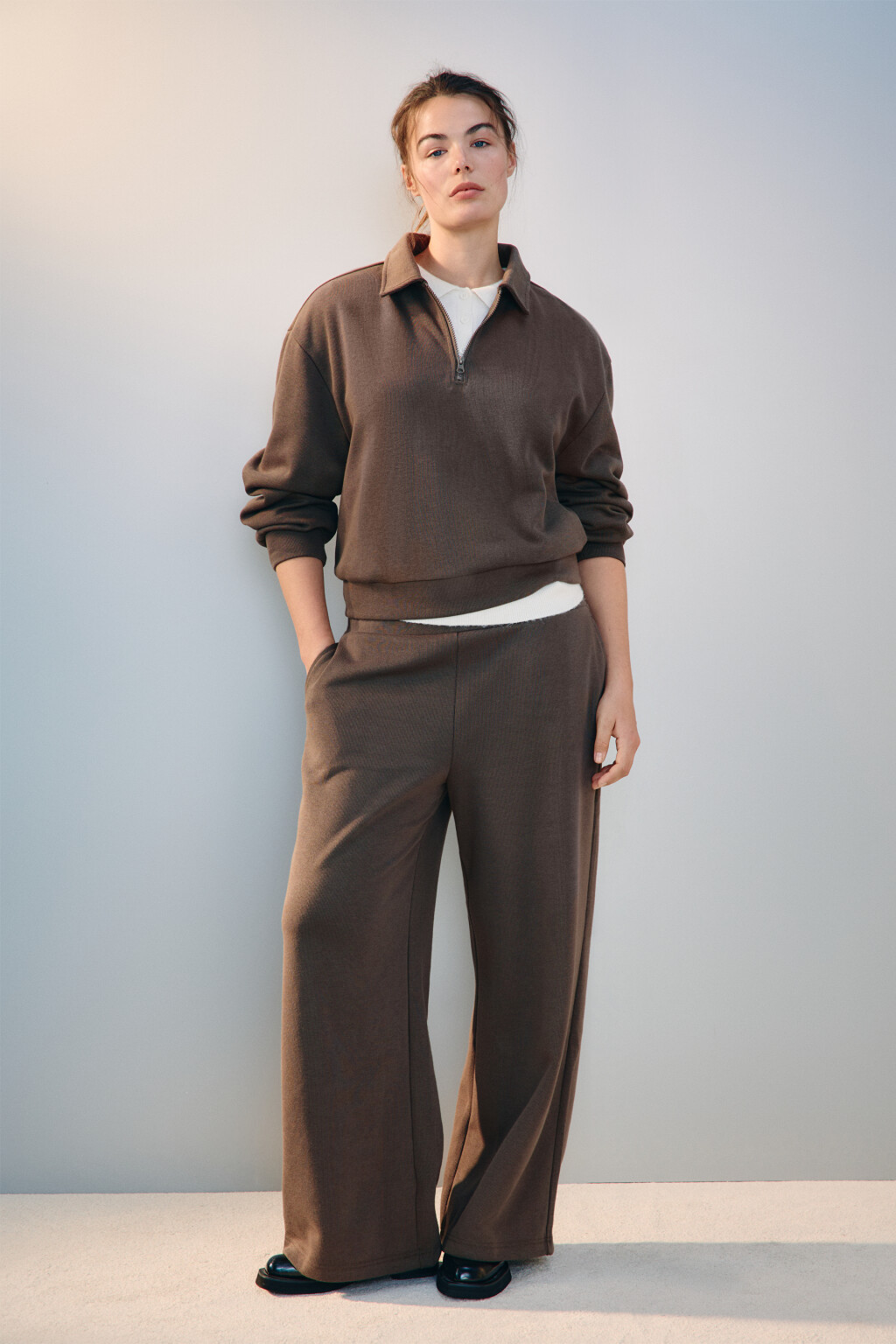 Брюки из трикотажа в рубчик - цвет бежевый - 4