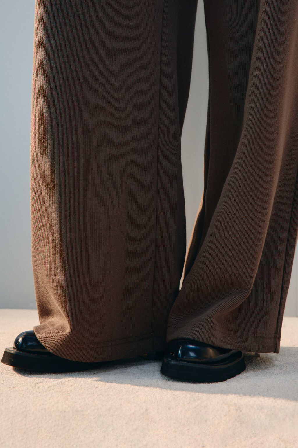 Брюки из трикотажа в рубчик - цвет бежевый - 6