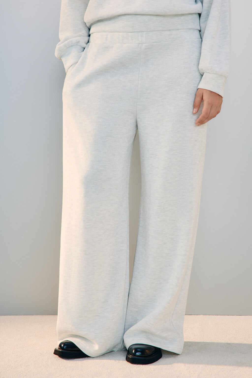 Брюки из трикотажа в рубчик - цвет серый - 2