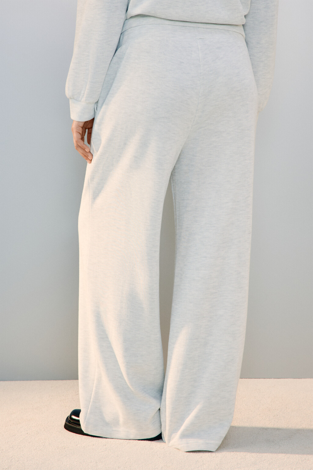 Брюки из трикотажа в рубчик - цвет серый - 3