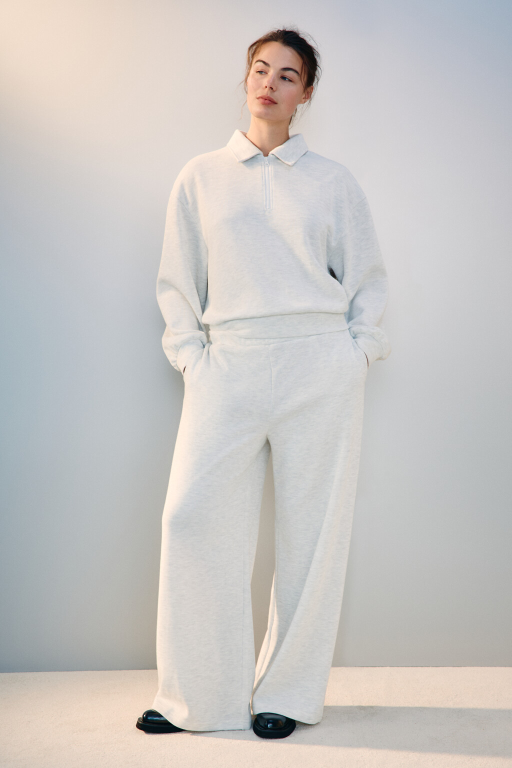 Брюки из трикотажа в рубчик - цвет серый - 4