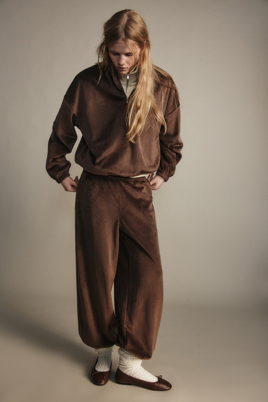 Брюки-джоггеры вельветовые - цвет коричневый - 1