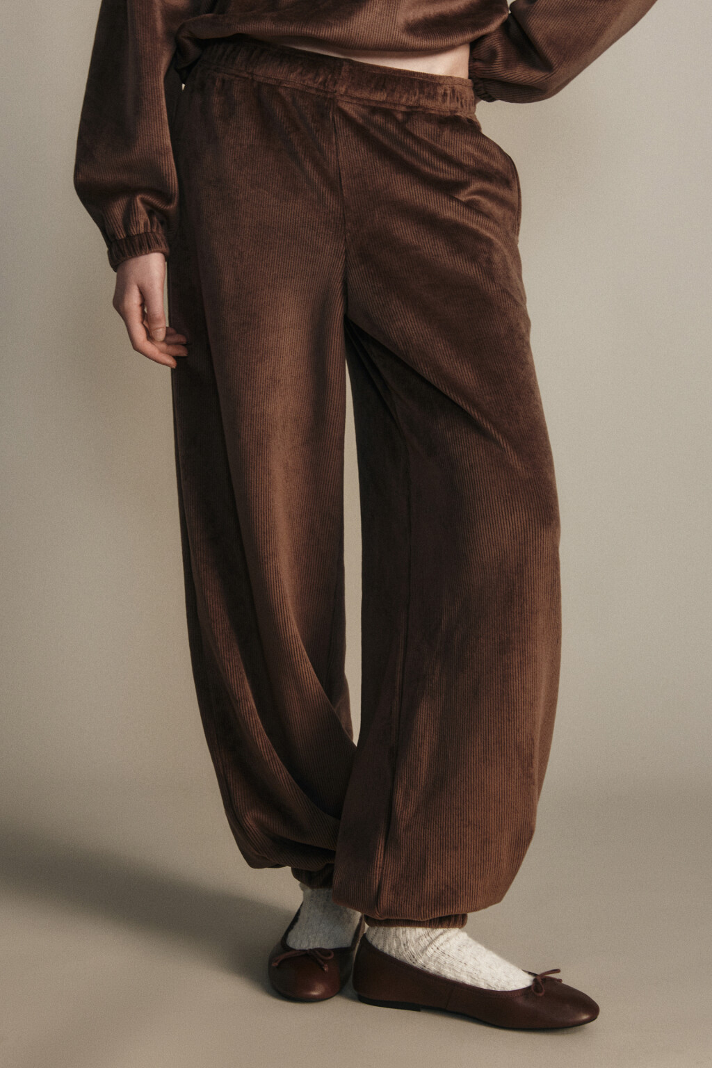 Брюки-джоггеры вельветовые - цвет коричневый - 2