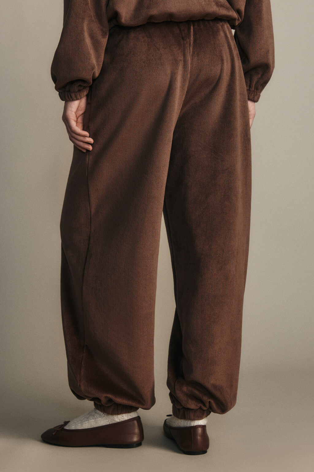 Брюки-джоггеры вельветовые - цвет коричневый - 3