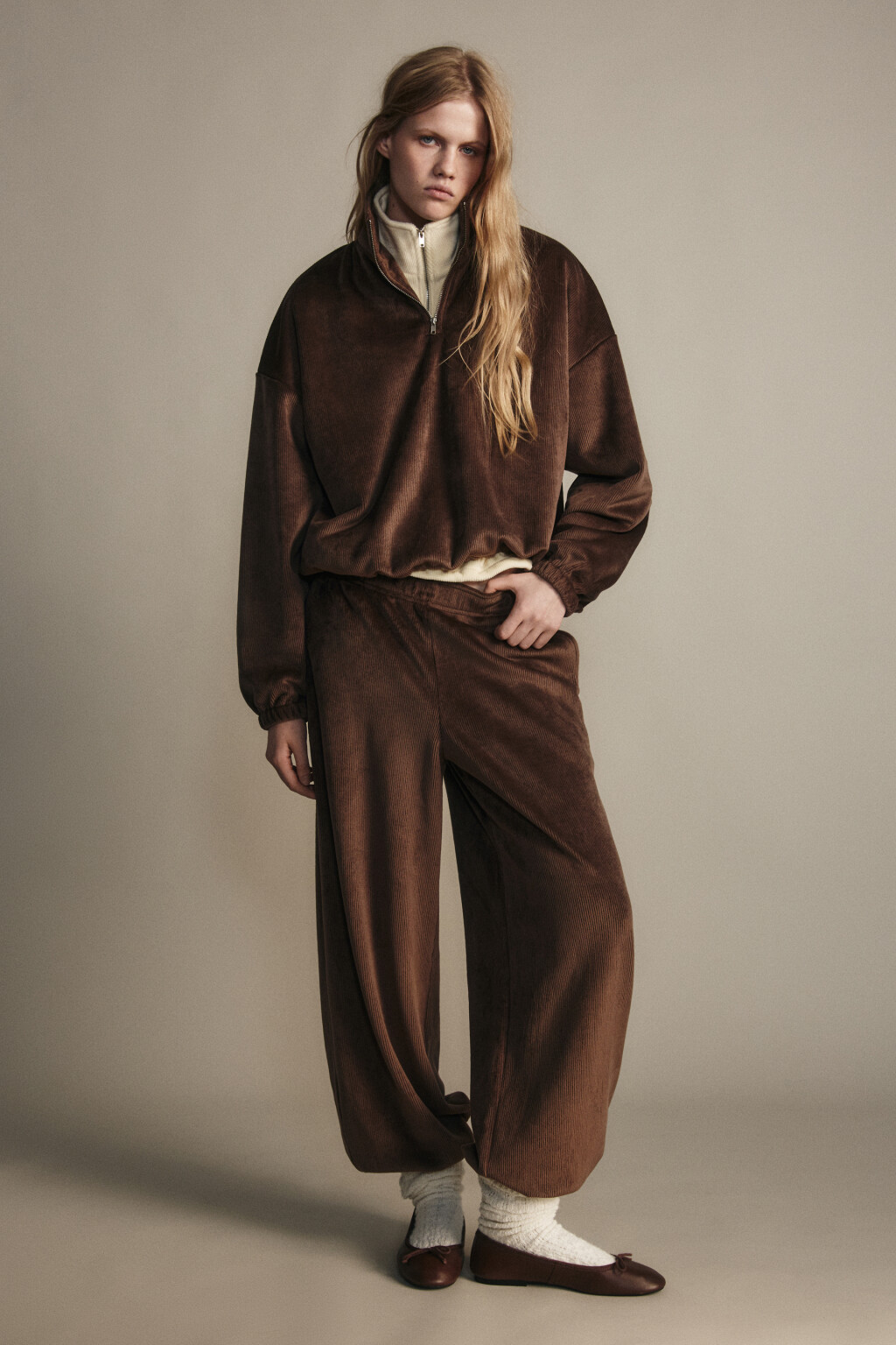 Брюки-джоггеры вельветовые - цвет коричневый - 4