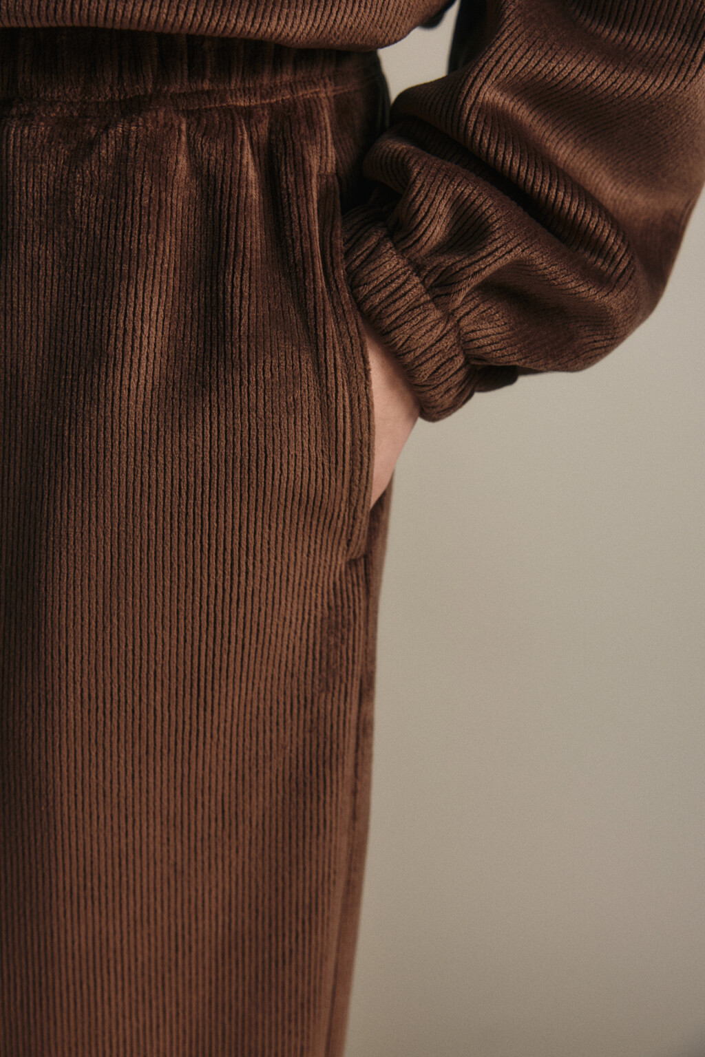 Брюки-джоггеры вельветовые - цвет коричневый - 6