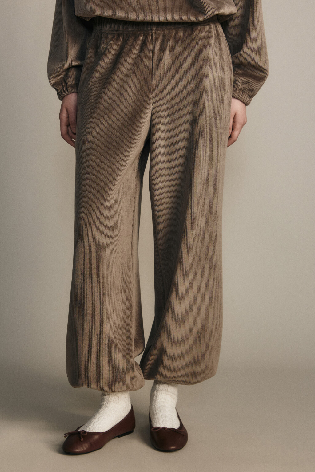 Брюки-джоггеры вельветовые - цвет бежевый - 2