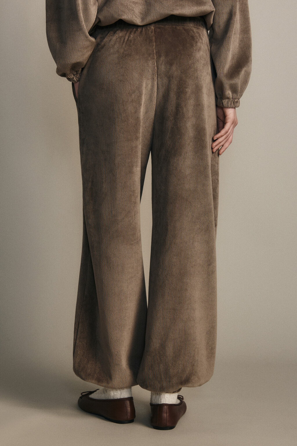 Брюки-джоггеры вельветовые - цвет бежевый - 3