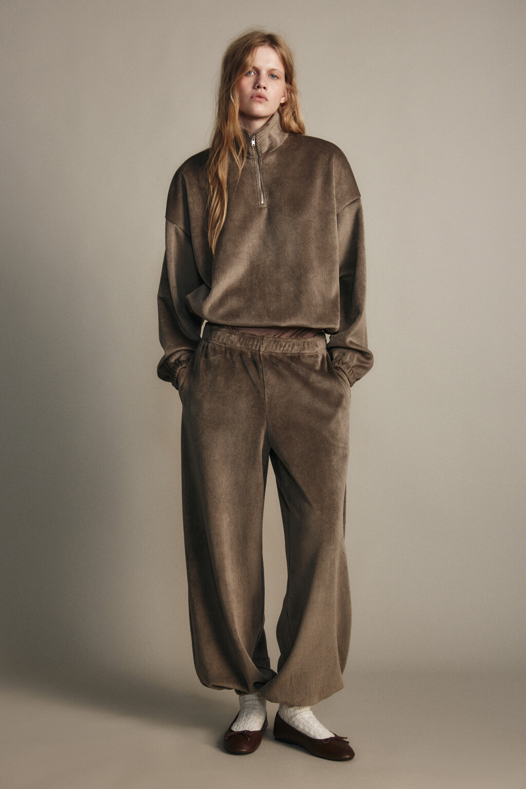 Брюки-джоггеры вельветовые - цвет бежевый - 4