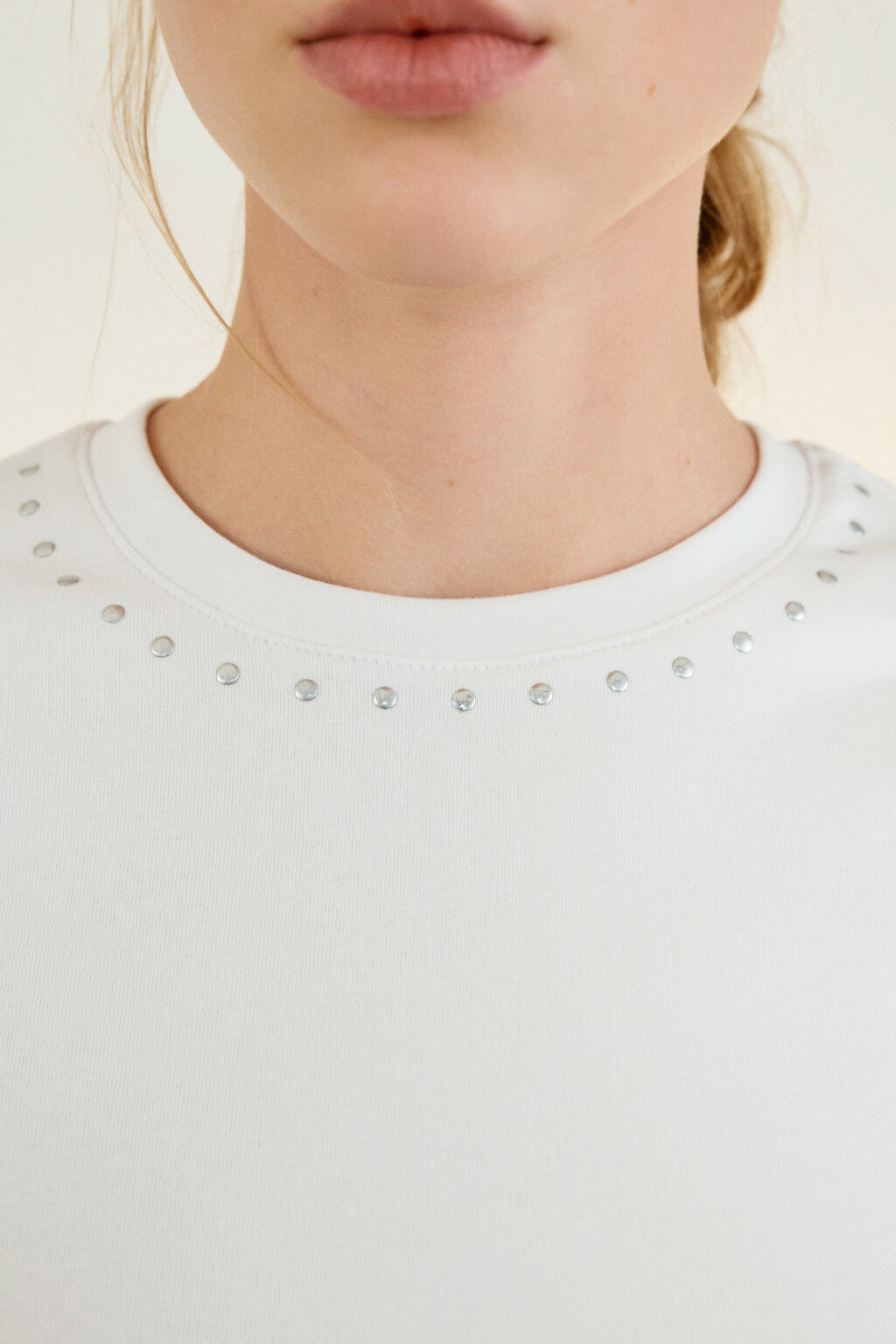 Футболка с металлическим декором - цвет белый - 5