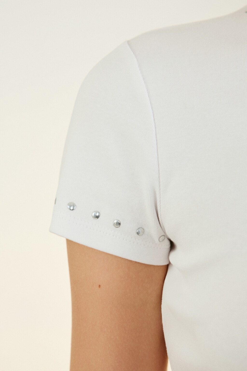 Футболка с металлическим декором - цвет белый - 6